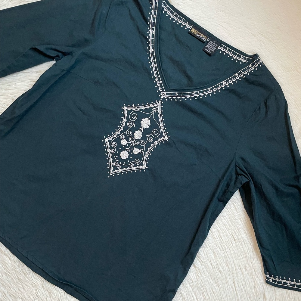 Womens sun river essentials Vneck embroidered cotton top - Picture 4 of 17